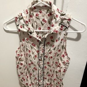 Sleeveless cherry print tied-bottom blouse